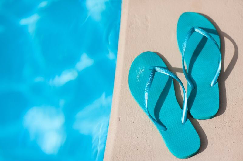 Tendance : 5 façons originales de porter les claquettes de piscine
