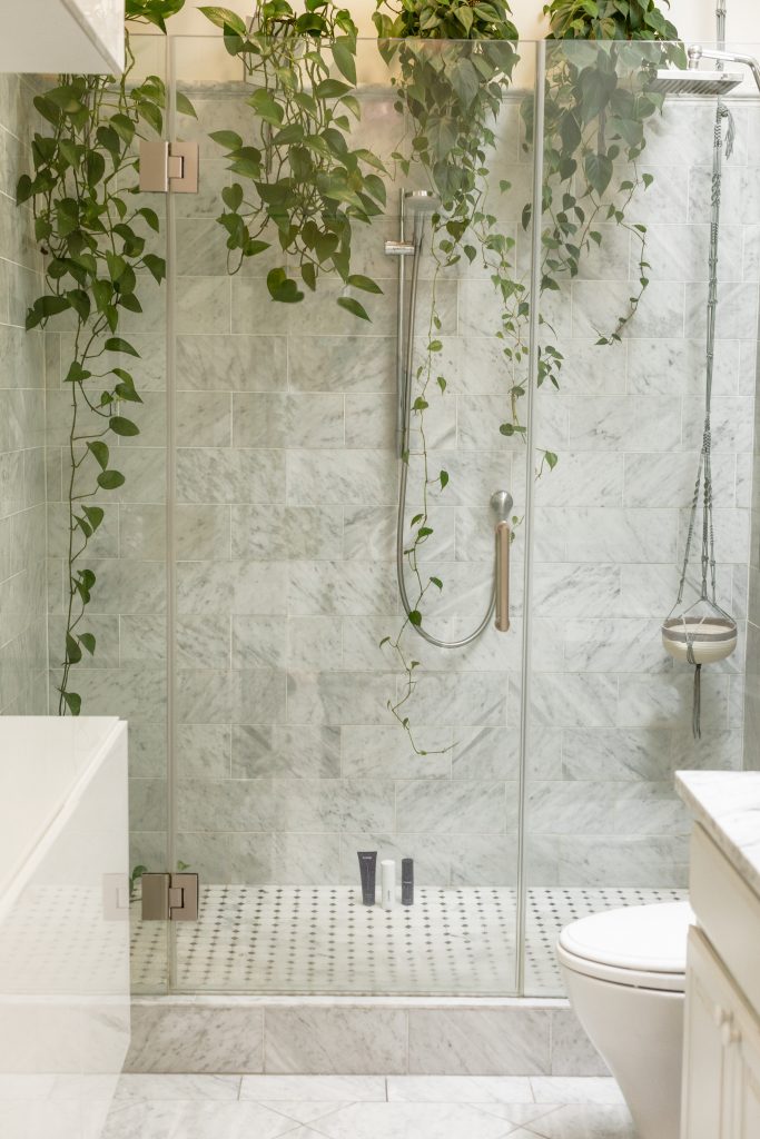 Pourquoi installer une douchette WC ? Avantages et conseils de sélection